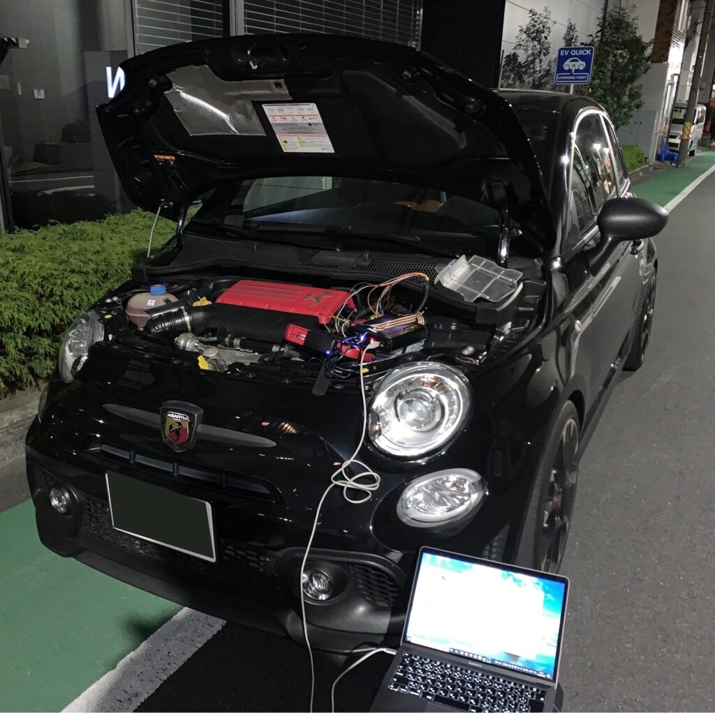 IMG_1903 – mbFAST Tuning アバルト595コンペティツィオーネのECUデータを車載状態のまま読み出す作業の様子