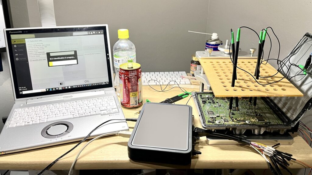 ECUを開封して直接データを読み出す作業の様子
