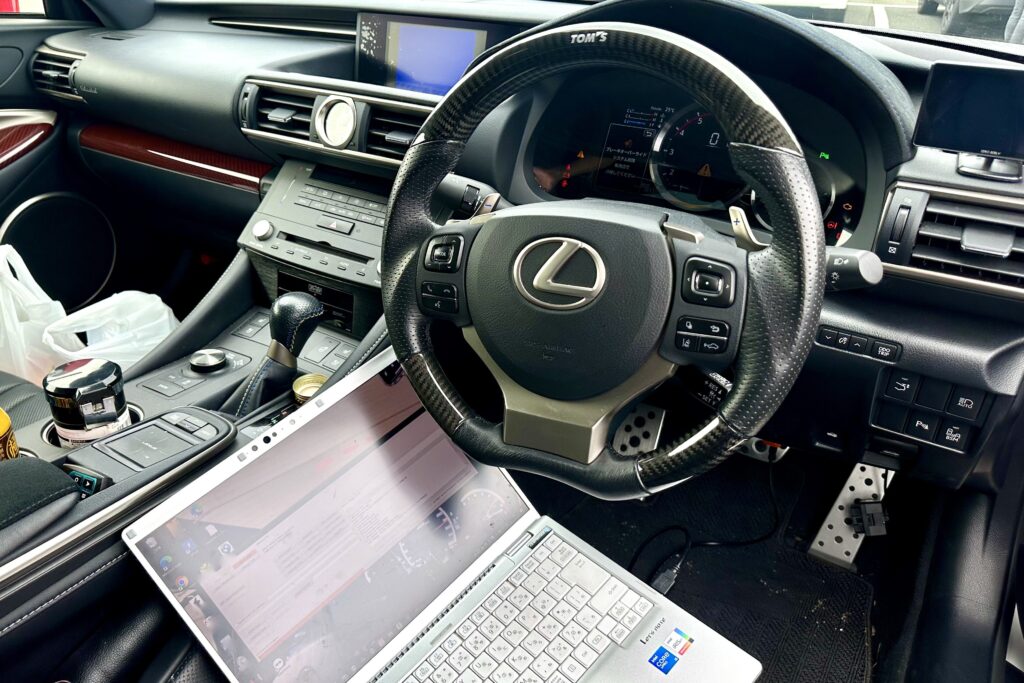 レクサスRCF バブリング施工のECU作業の様子