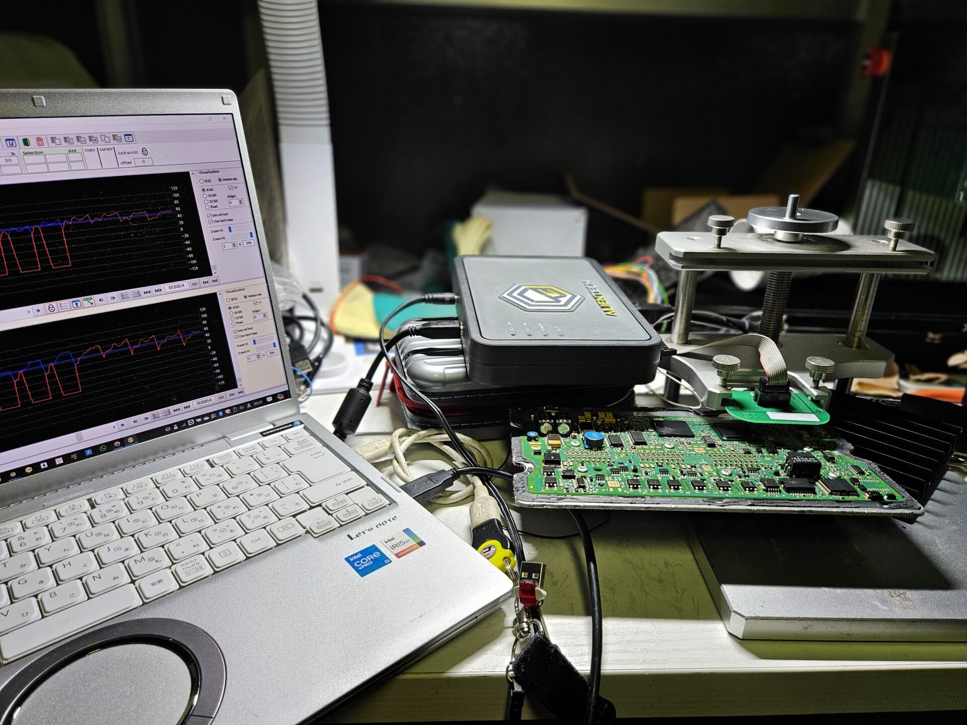 mbFAST Tuningがバブリング施工したクライスラー300C SRTのECUの蓋を開けて基盤からデータを読み書きしている