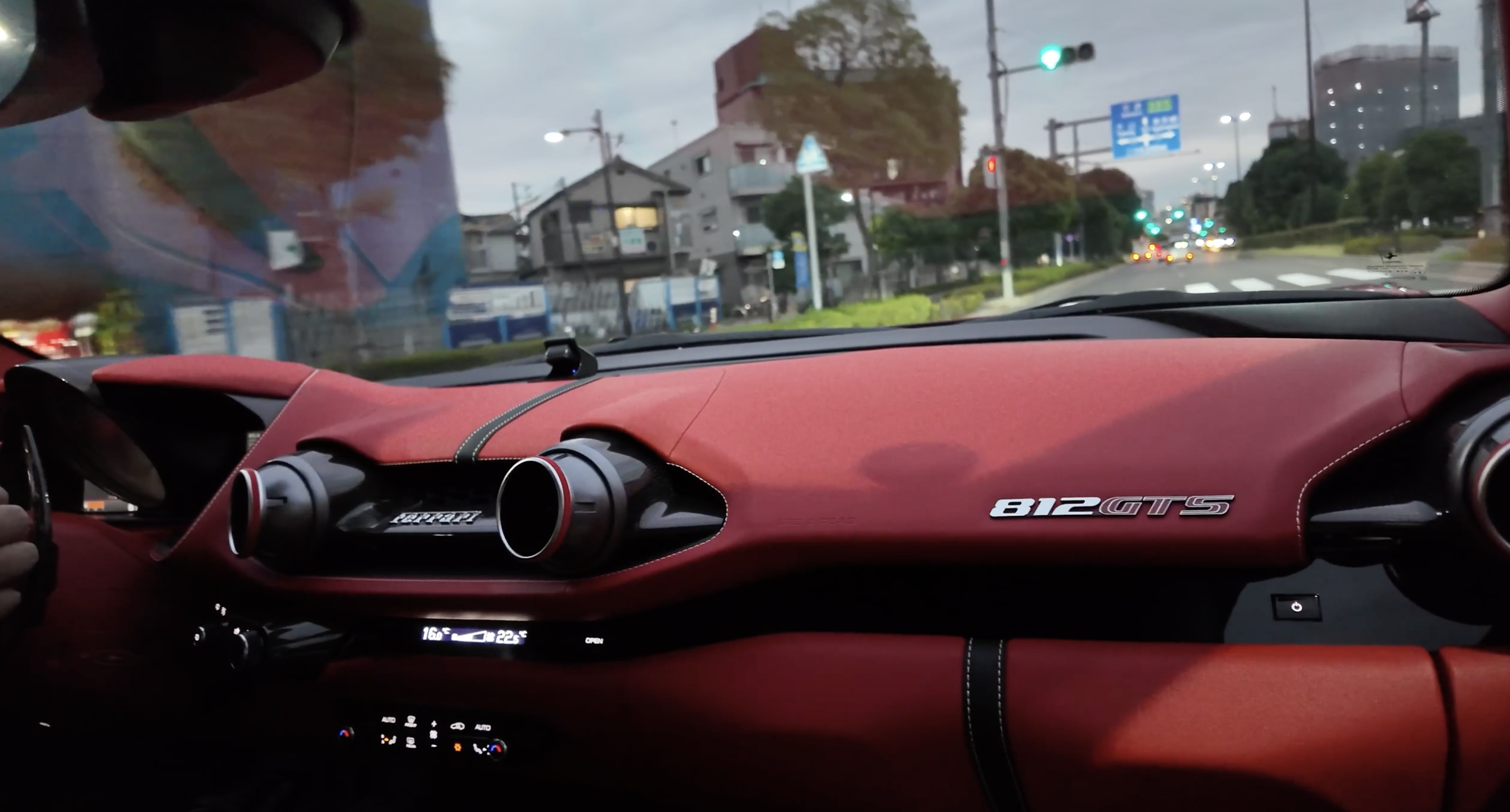 フェラーリ812GTS バブリング＋OPFカット施工後、助手席から見た走行中の前方と運転席まわりの様子