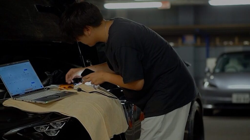 ECUチューニング施工作業中