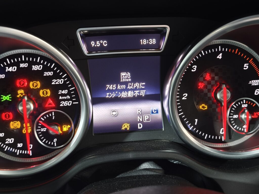 メルセデスベンツ アドブルー警告 745km以内にエンジン始動不可 メーターパネル表示