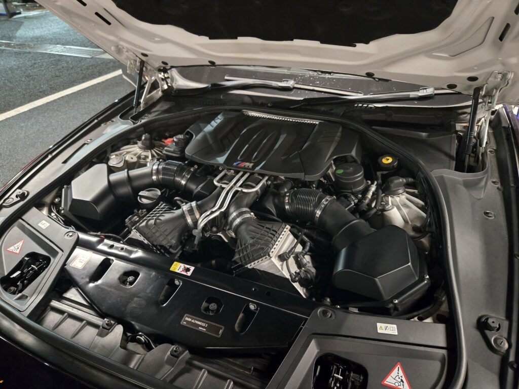 BMW F10 M5 S63 V8ツインターボ エンジンルーム