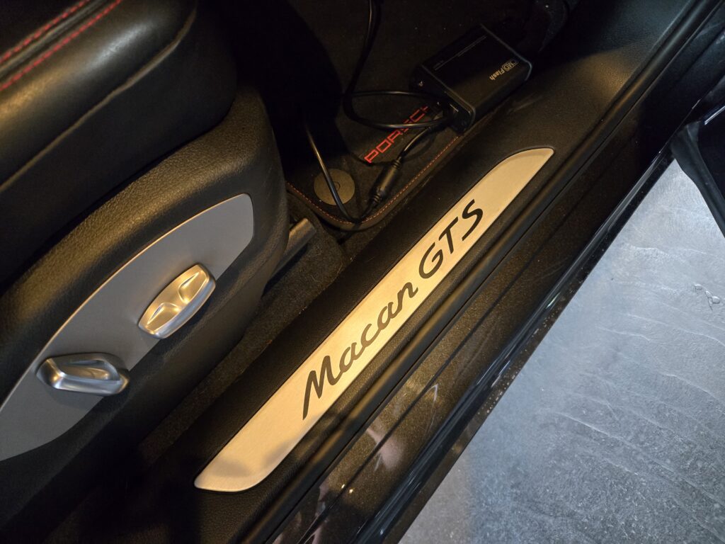 ポルシェ マカンGTS ドアシル Macan GTSロゴ