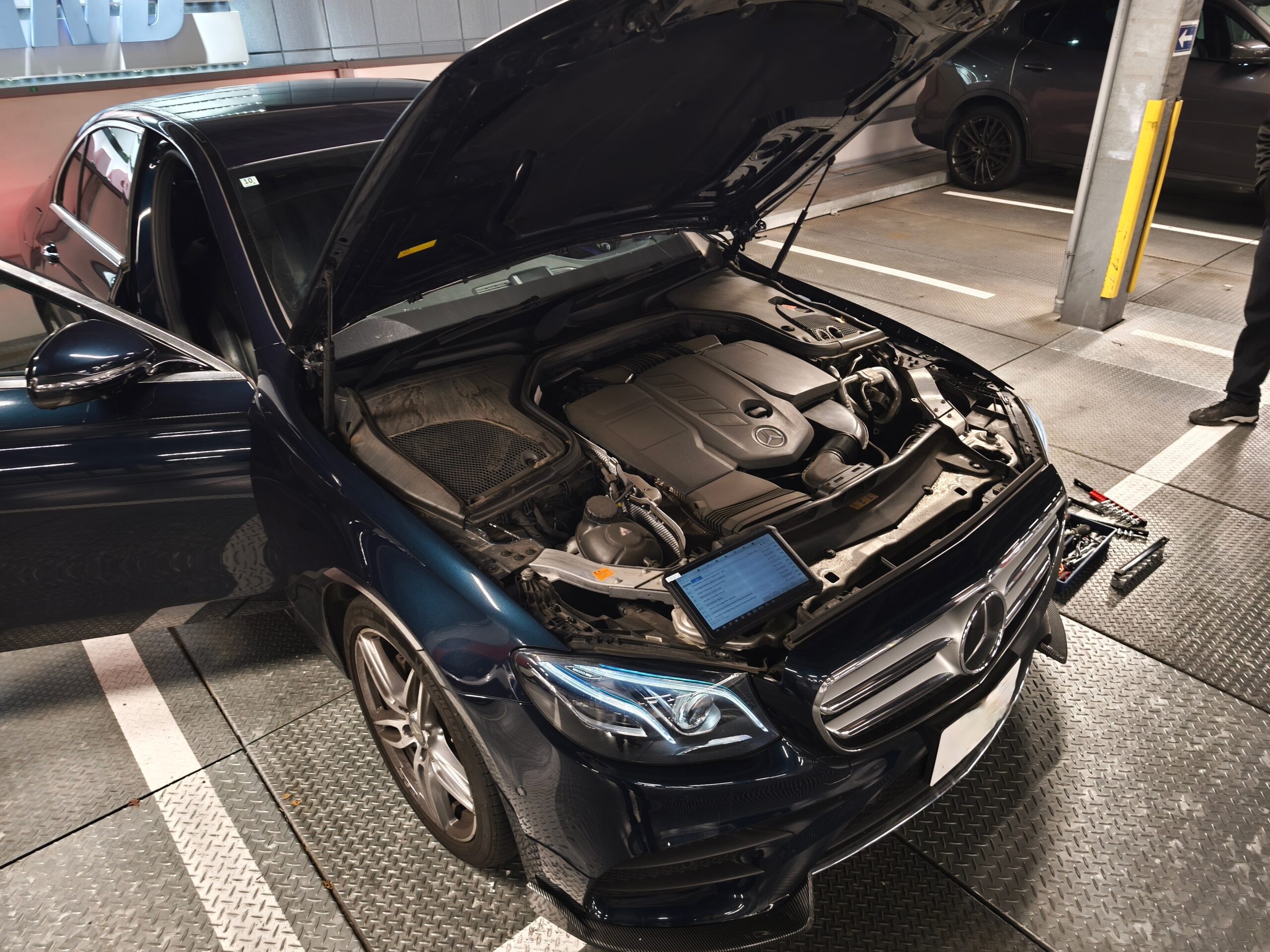 E220d W213 エンジンフードを開けたECU書き換え施工の様子