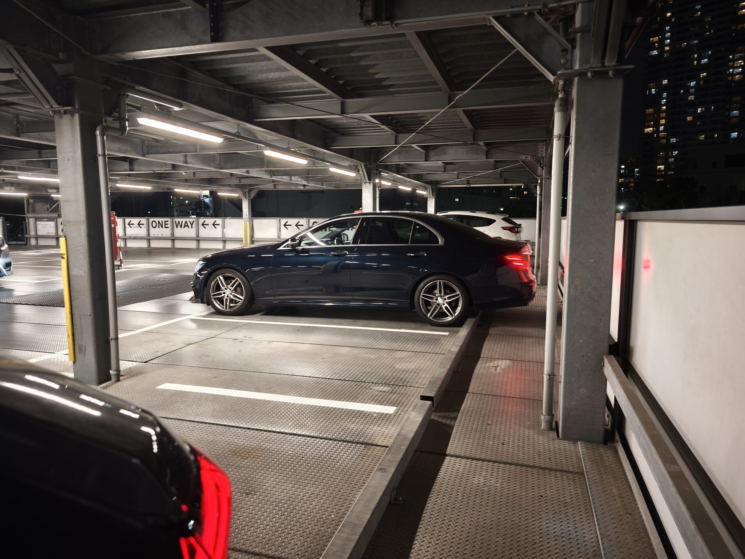 ECUチューニング施工後のメルセデス・ベンツ E220d W213 夜間駐車場での外観