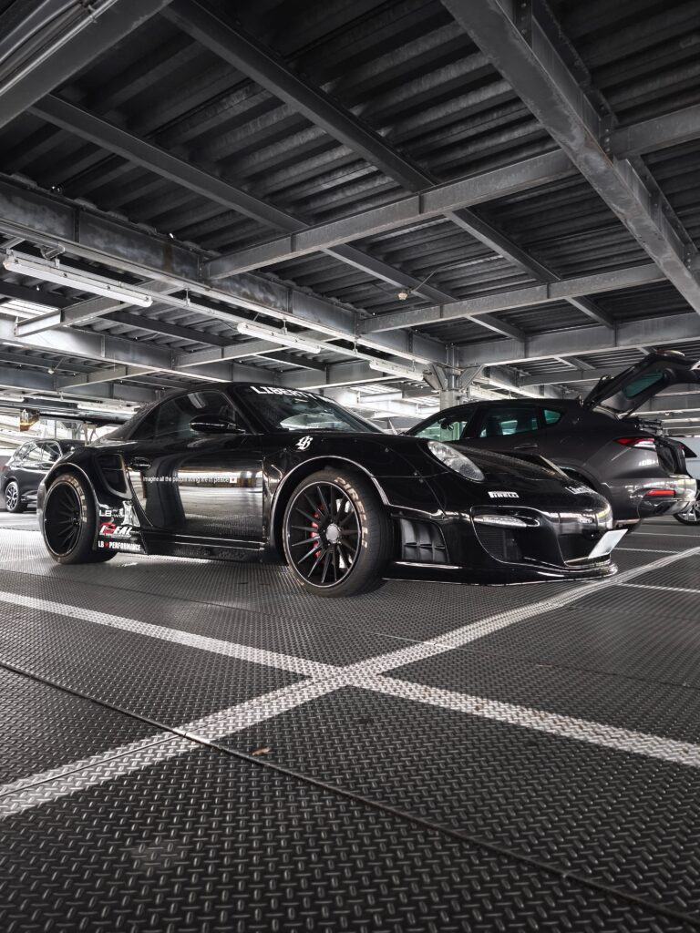 LB-WORKS 997ターボSカブリオレ フロントサイド全景 立体駐車場
