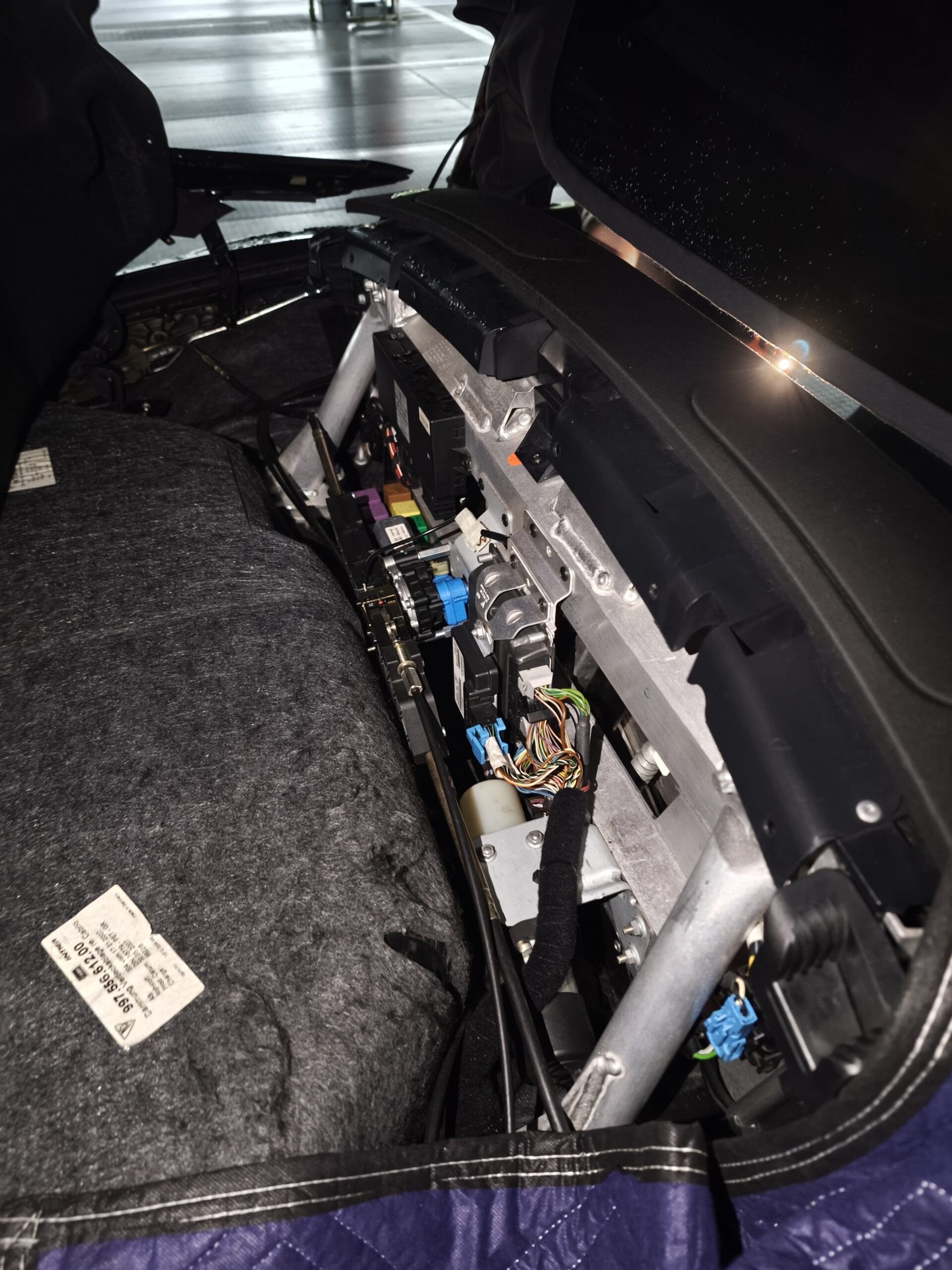 997ターボSカブリオレ ECU取り外し作業 カブリオレ特有のリアトランク下部