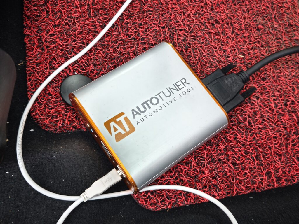 ECUチューニングに使用するAUTOTUNERデバイス