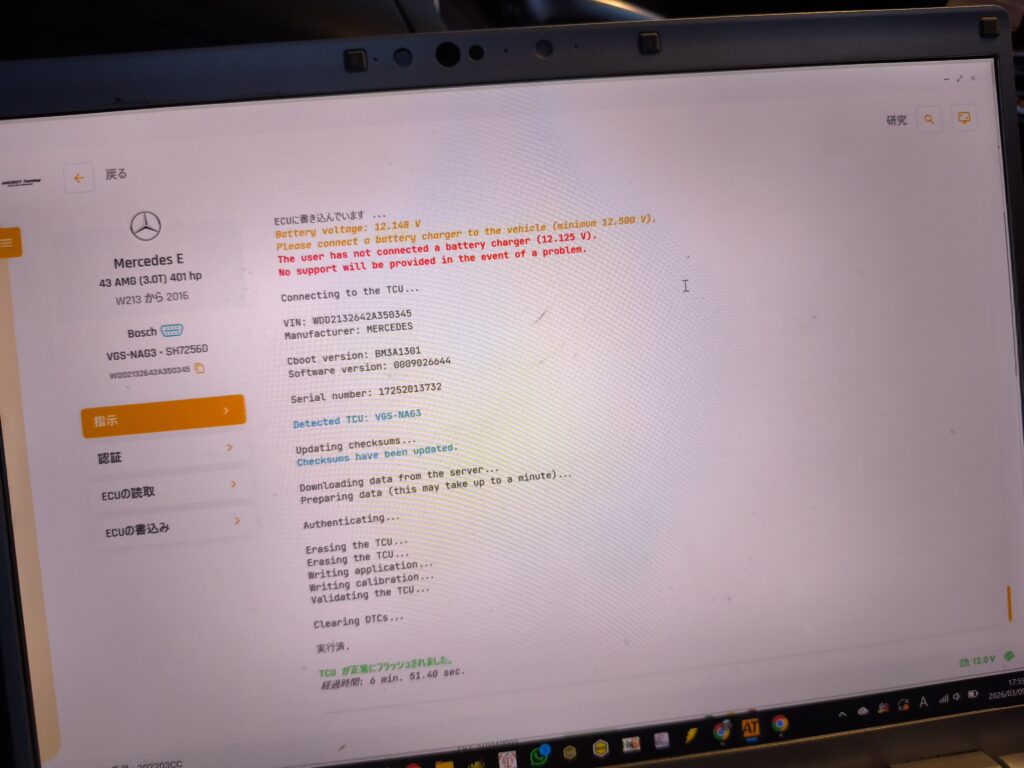 OBD経由でE43 AMGのTCUを書き換え中の施工シーン