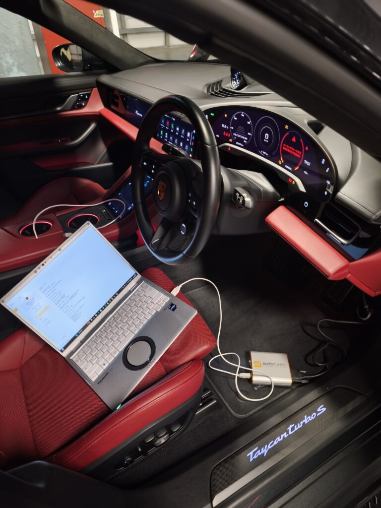 MVIMG_20260430_195752 – mbFAST Tuning タイカン ターボS コックピット 室内 ステアリング