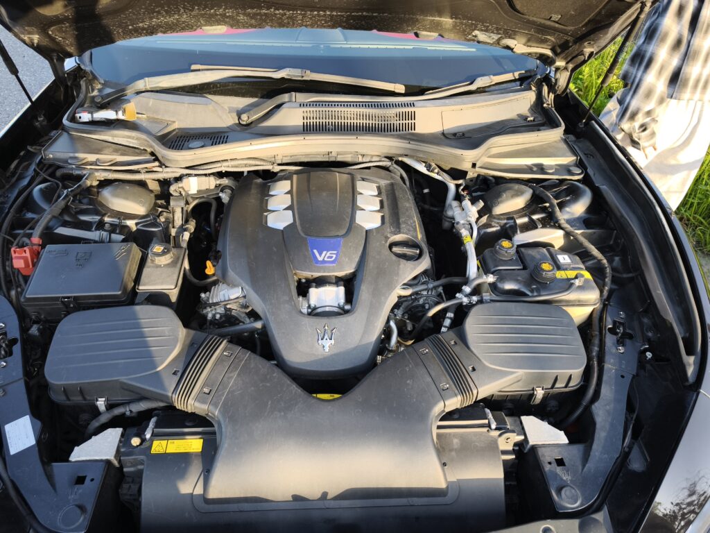 マセラティ ギブリSのエンジンルーム – 3.0L V6ツインターボ トライデントロゴ入りエンジンカバー