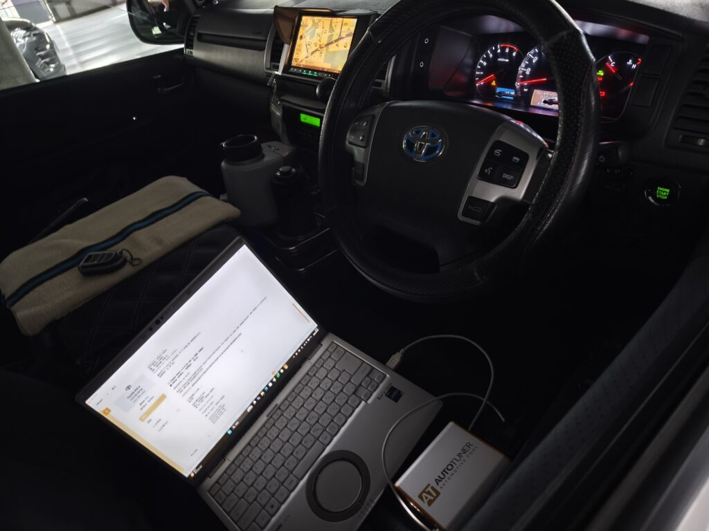 ハイエース 1KD-FTVのECUチューニング作業中―車内でOBDツールとノートパソコンを接続してECUデータを読み出し