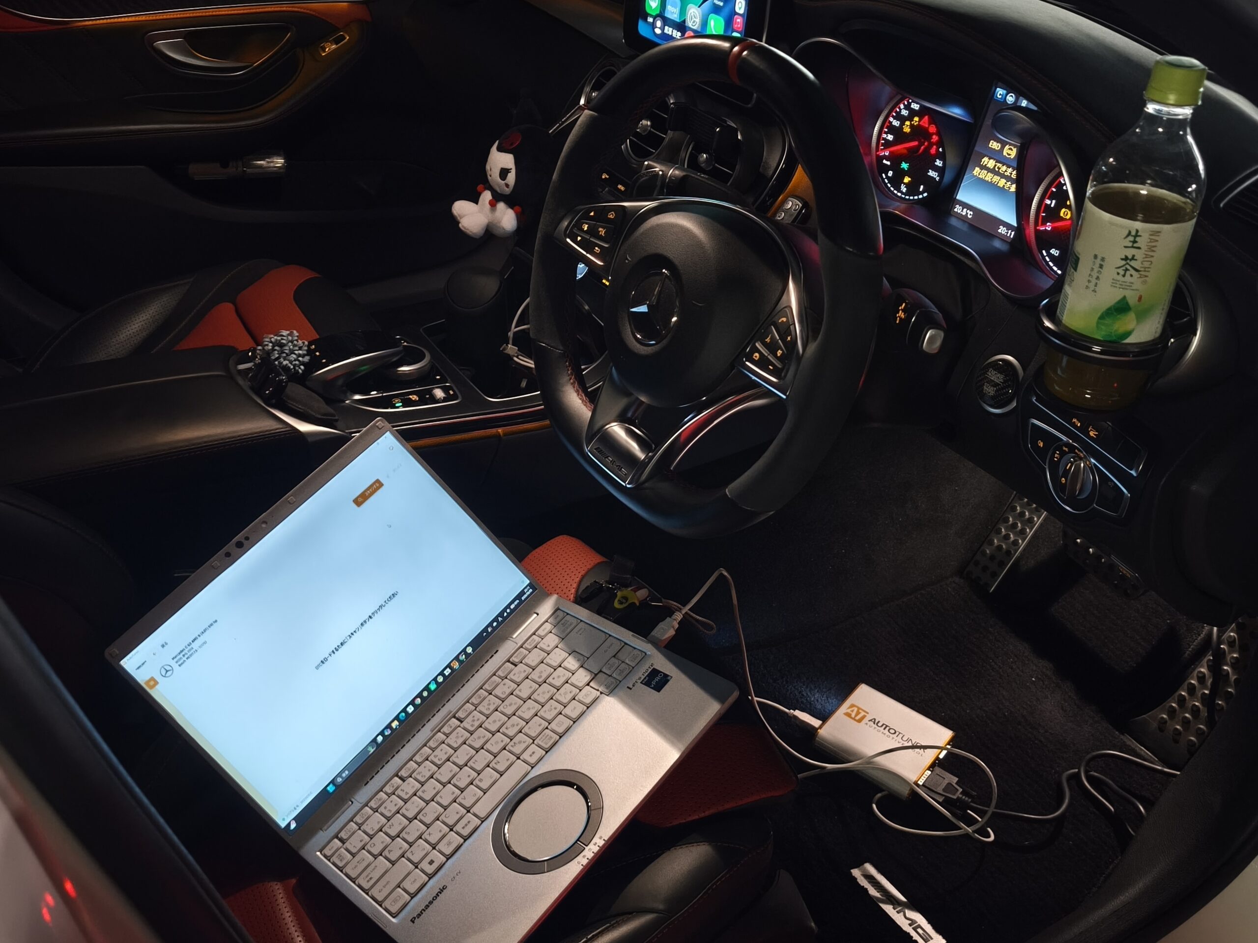 ログ解析用のノートPCを車内に持ち込んでのデータ確認の様子