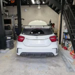 ガレージ内に停車したメルセデスAMG A45の後方写真