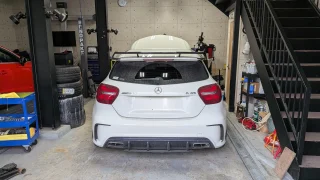 ガレージ内に停車したメルセデスAMG A45の後方写真