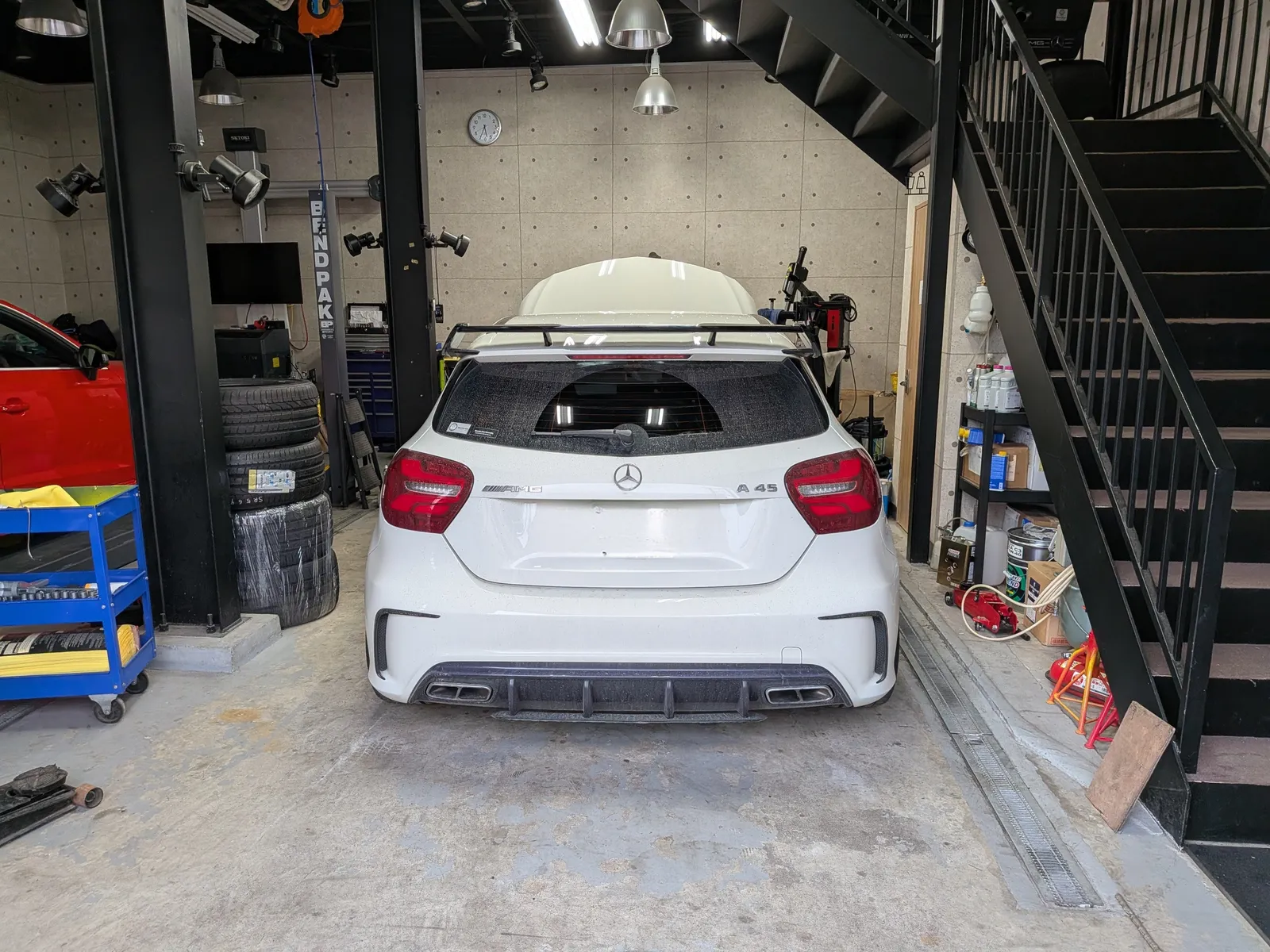 ガレージ内に停車したメルセデスAMG A45の後方写真