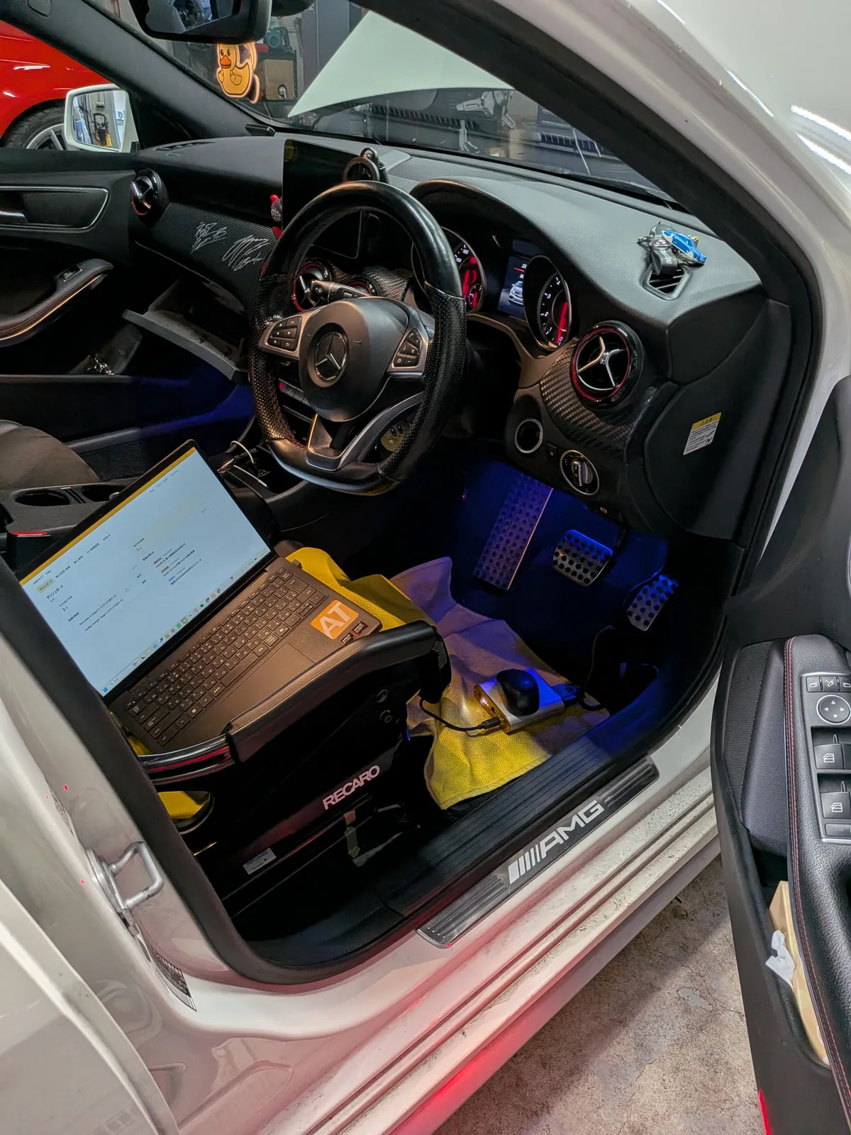 A45 AMGの運転席に設置された診断機とノートパソコン