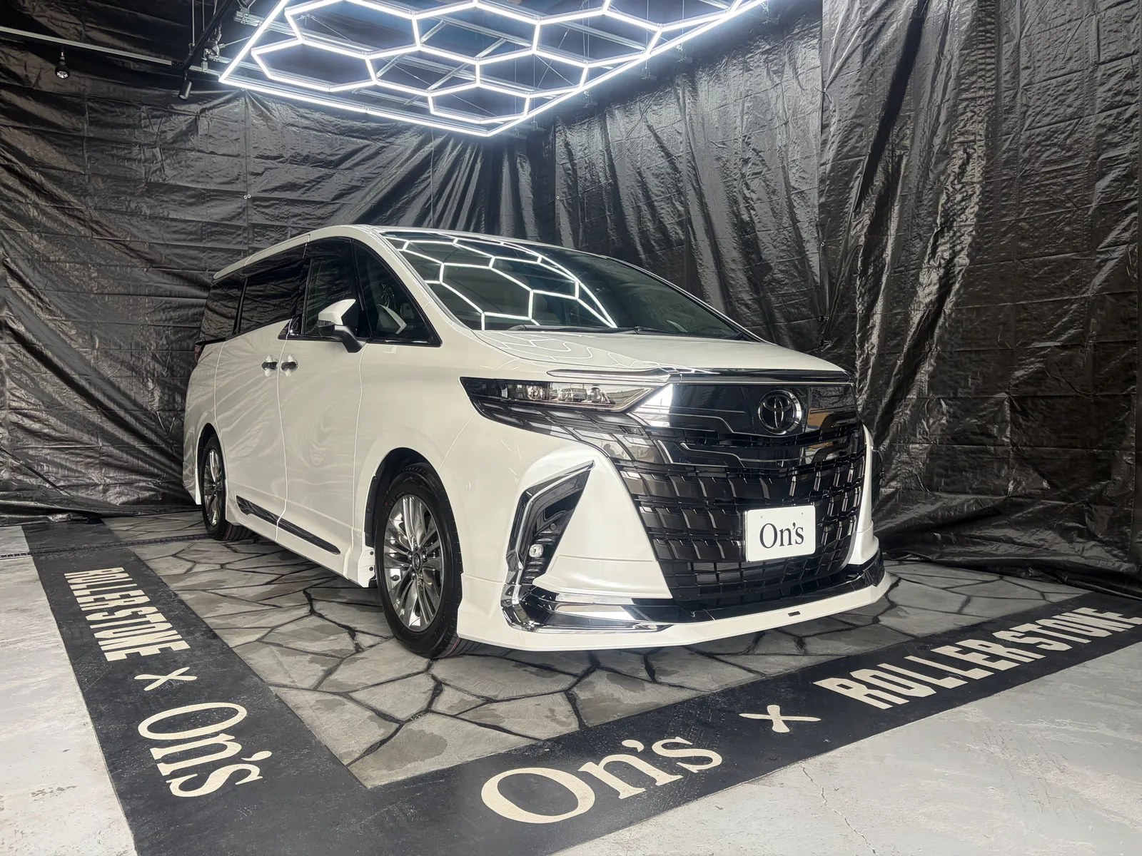 alphard-standard-coating-1 – mbFAST Tuning 白いアルファードのフロント全体、コーティング施工後の艶を確認できる正面ショット