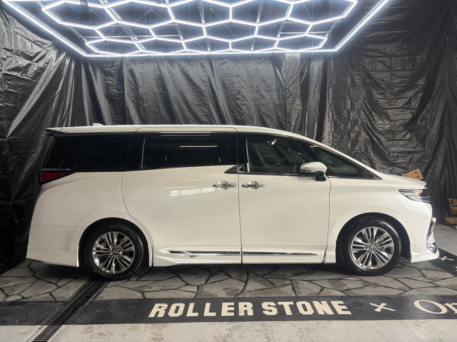 alphard-standard-coating-2 – mbFAST Tuning 白いアルファードのサイド全体、ボディラインの仕上がりを確認できる横からのショット
