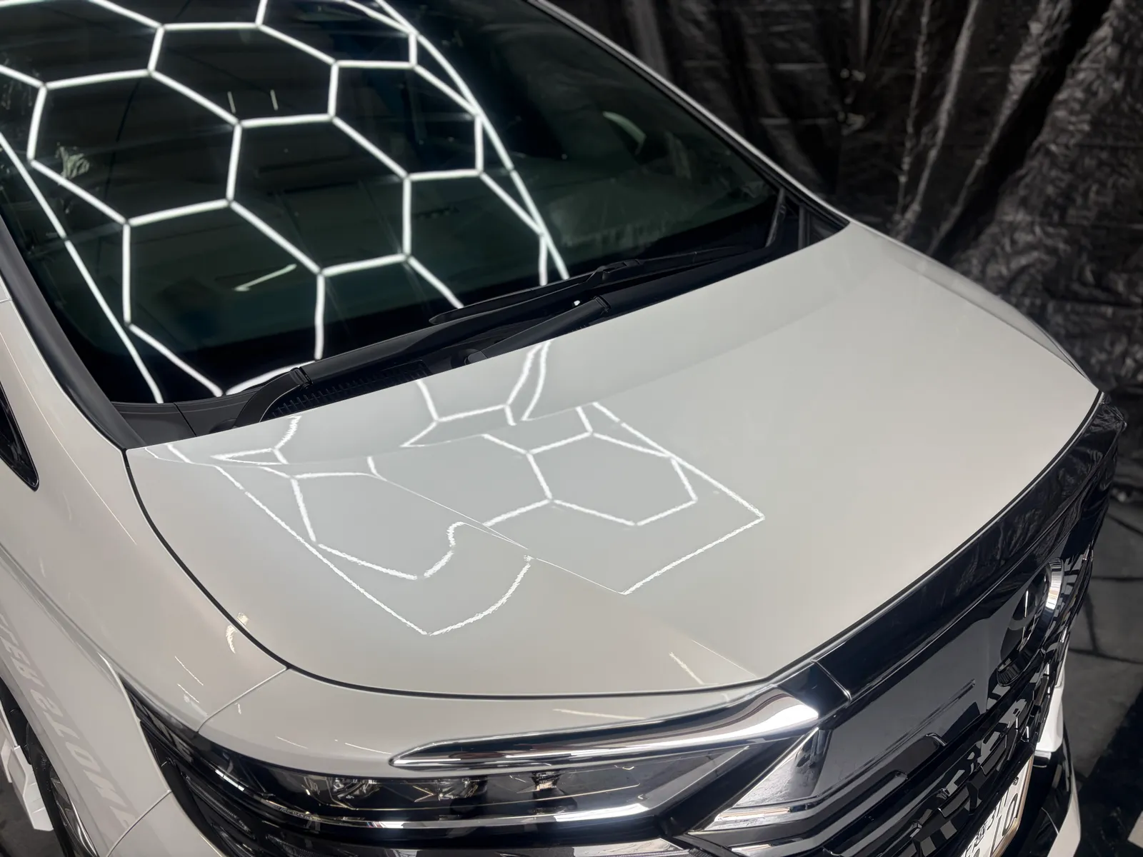 alphard-standard-coating-3 – mbFAST Tuning アルファードのボンネットとフロントガラス、コーティング施工後の映り込みを確認できるクローズアップ