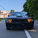 Dodge Challenger 5.7Lの正面写真、ヘッドライトが点灯している様子