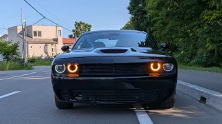 dodge-challenger-57-ecu-tuning-1 – mbFAST Tuning Dodge Challenger 5.7Lの正面写真、ヘッドライトが点灯している様子