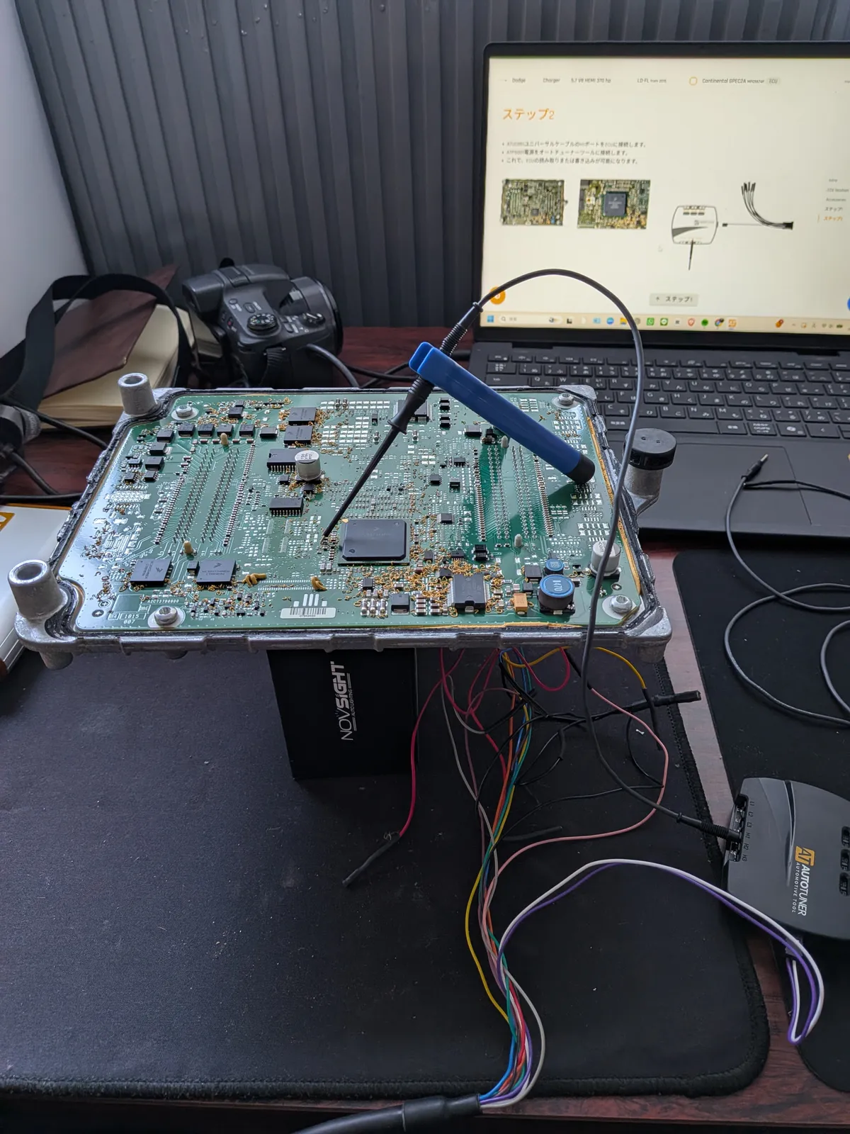 dodge-challenger-57-ecu-tuning-3 – mbFAST Tuning ECU基板をノートパソコンと専用ツールに接続して作業している様子