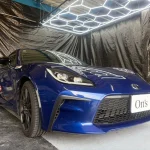 ブルーのトヨタGR86の正面。ガレージ内で撮影されたECUチューニング施工車両