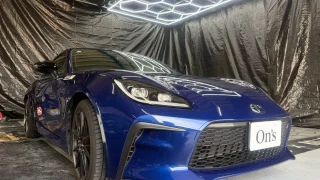 ブルーのトヨタGR86の正面。ガレージ内で撮影されたECUチューニング施工車両