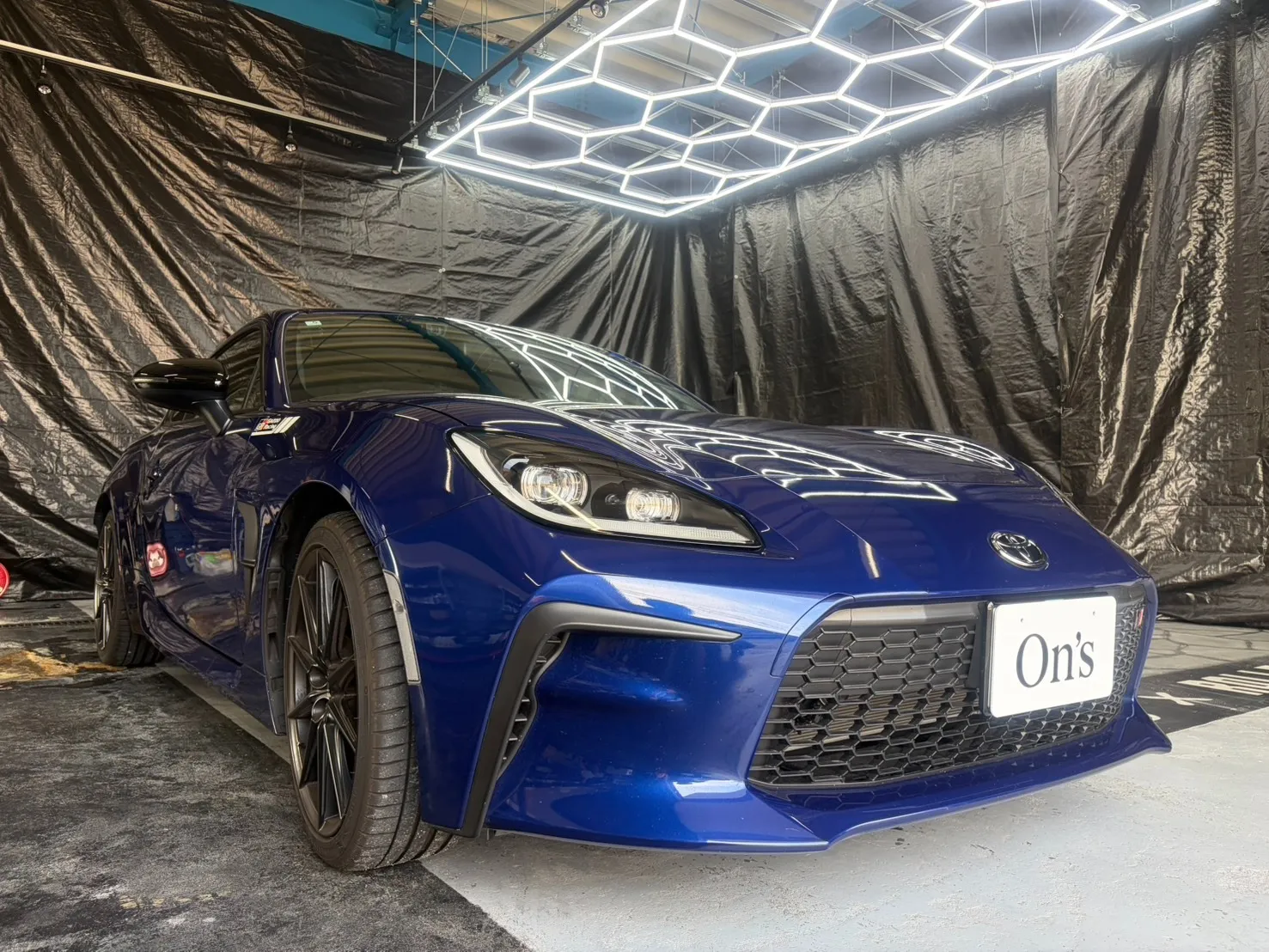 ブルーのトヨタGR86の正面。ガレージ内で撮影されたECUチューニング施工車両