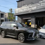 Charism Garage店舗前に停車したLEXUS LX570の正面外観