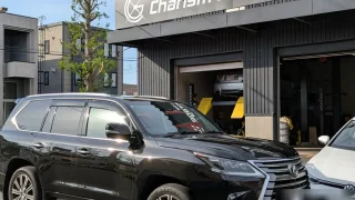 Charism Garage店舗前に停車したLEXUS LX570の正面外観
