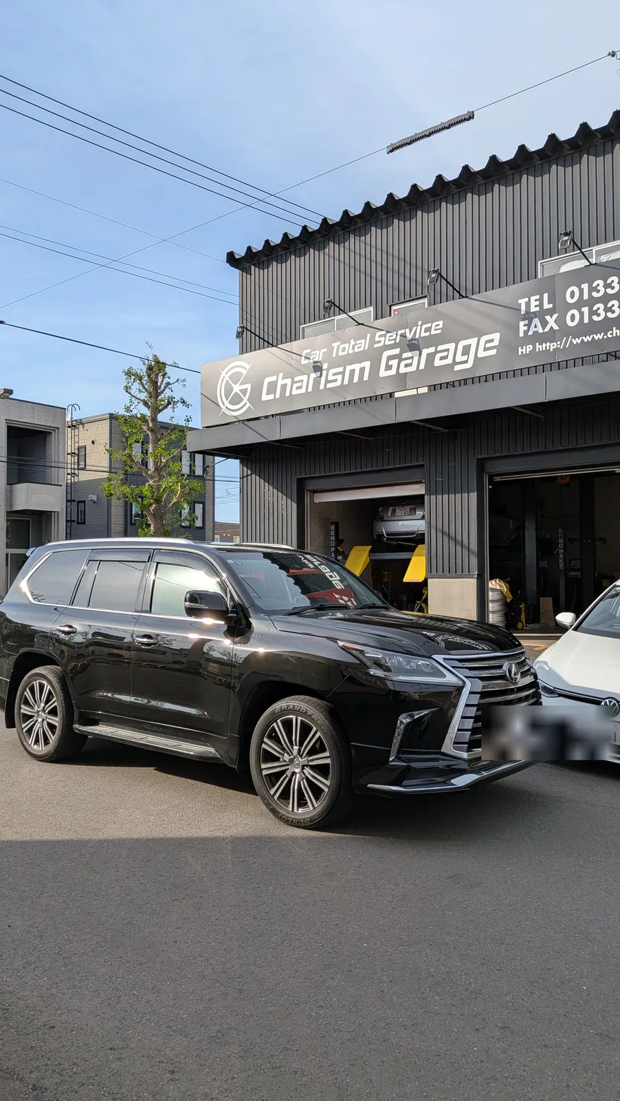 lx570-ecu-tuning-1 – mbFAST Tuning Charism Garage店舗前に停車したLEXUS LX570の正面外観