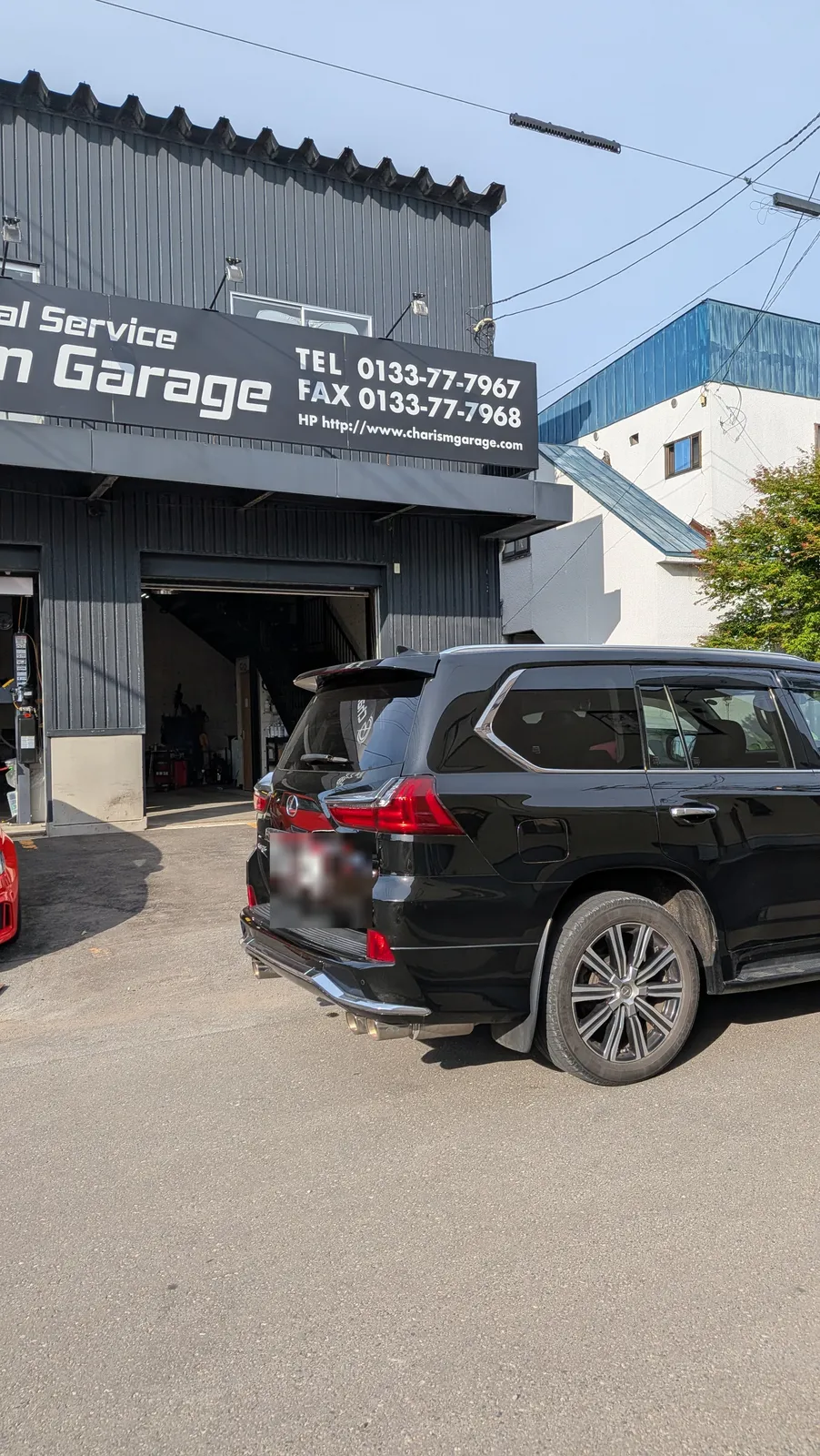 lx570-ecu-tuning-2 – mbFAST Tuning Charism Garage店舗前でのLEXUS LX570のリア外観