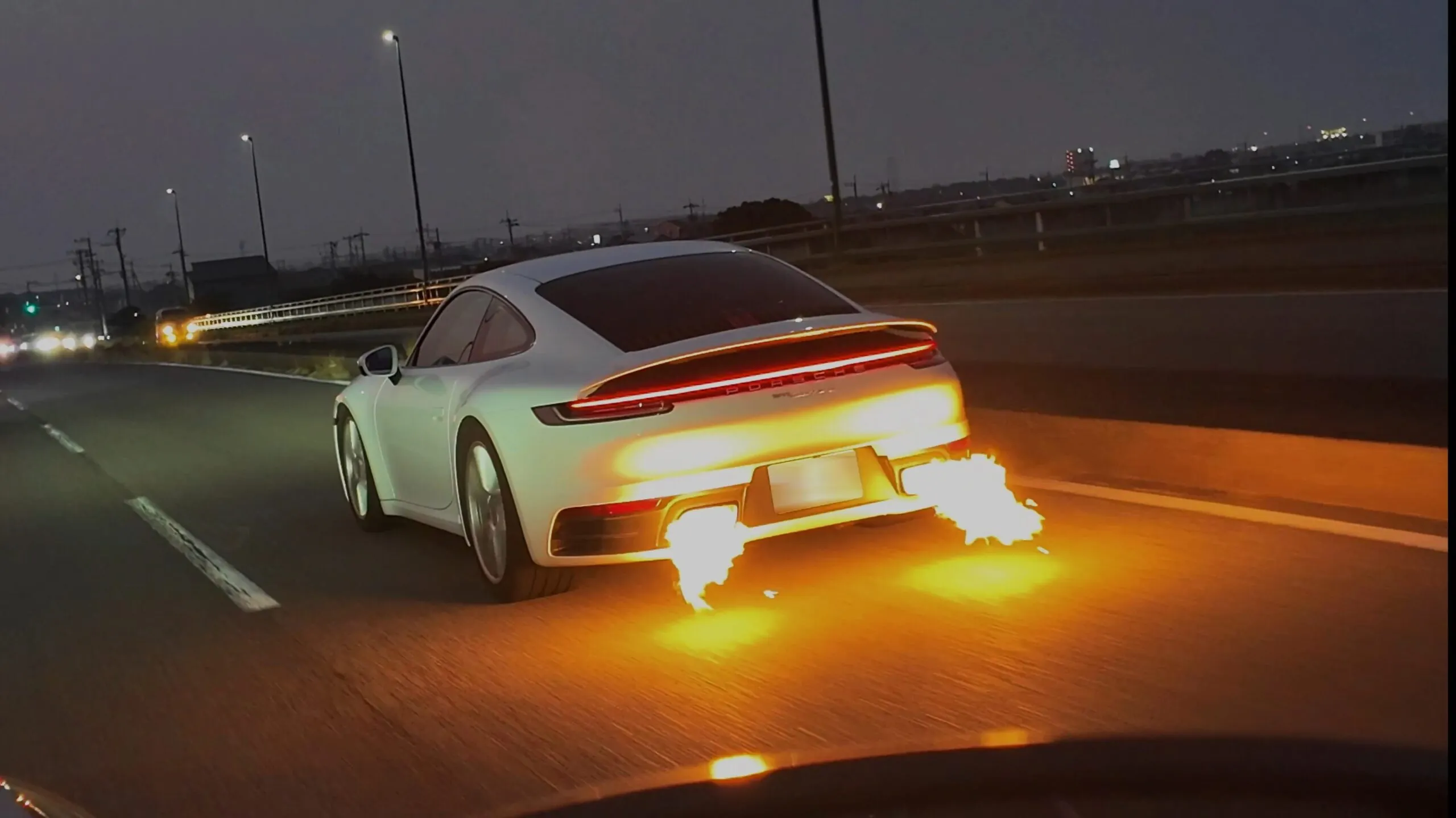 Porsche 911 992 pops and bangs afterfire tuning