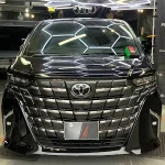40アルファードのフロント全体、グラフェンセラミックコーティング施工後の艶感が確認できる写真