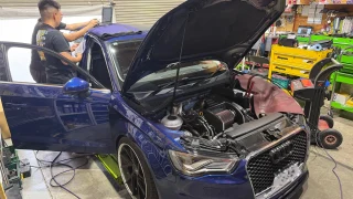 audi-a3-ecu-tuning-1 – mbFAST Tuning Audi A3のエンジンルームを開けた状態でOBDから接続しECUチューニングを行っている様子
