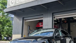 Charism Garageの店舗前に停車したAudi A5スポーツバックの外観写真