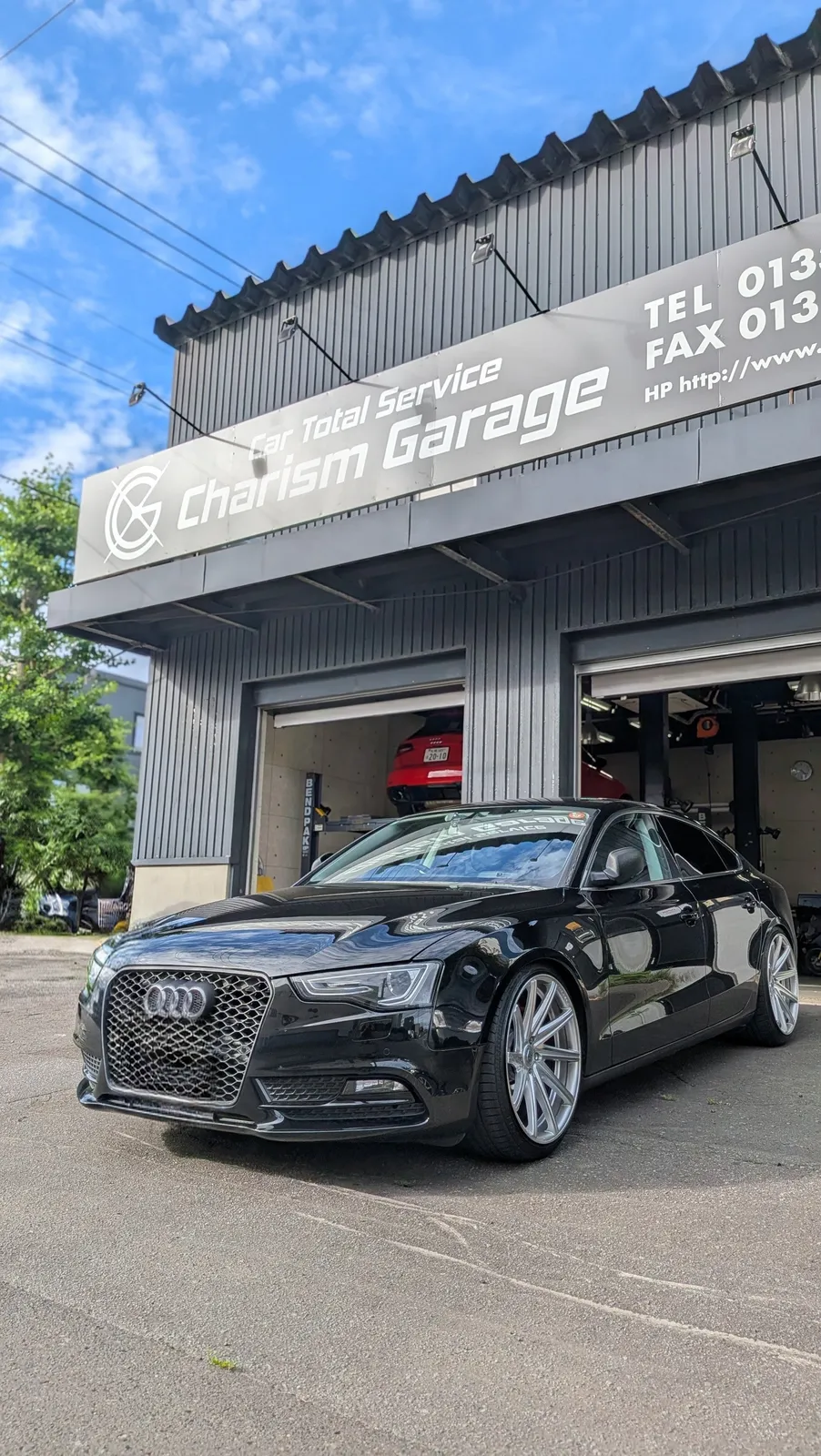 Charism Garageの店舗前に停車したAudi A5スポーツバックの外観写真