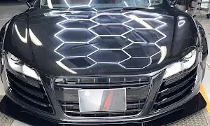 audi-r8-v10-ceramic-coating-1 – mbFAST Tuning Audi R8 V10にセラミックコーティングを施工しヘキサゴン柄が映り込むボンネット