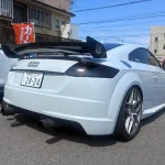 Audi TT 2.0（8S）のリアビュー。カーボン製大型ウイングとデュアルマフラーを装着した白のクーペ