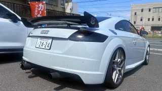 audi-tt-8s-tuning-engine-drivetrain-1 – mbFAST Tuning Audi TT 2.0(8S)のリアビュー。カーボン製大型ウイングとデュアルマフラーを装着した白のクーペ