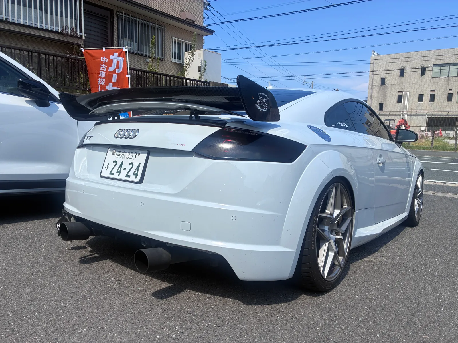 audi-tt-8s-tuning-engine-drivetrain-1 – mbFAST Tuning Audi TT 2.0(8S)のリアビュー。カーボン製大型ウイングとデュアルマフラーを装着した白のクーペ