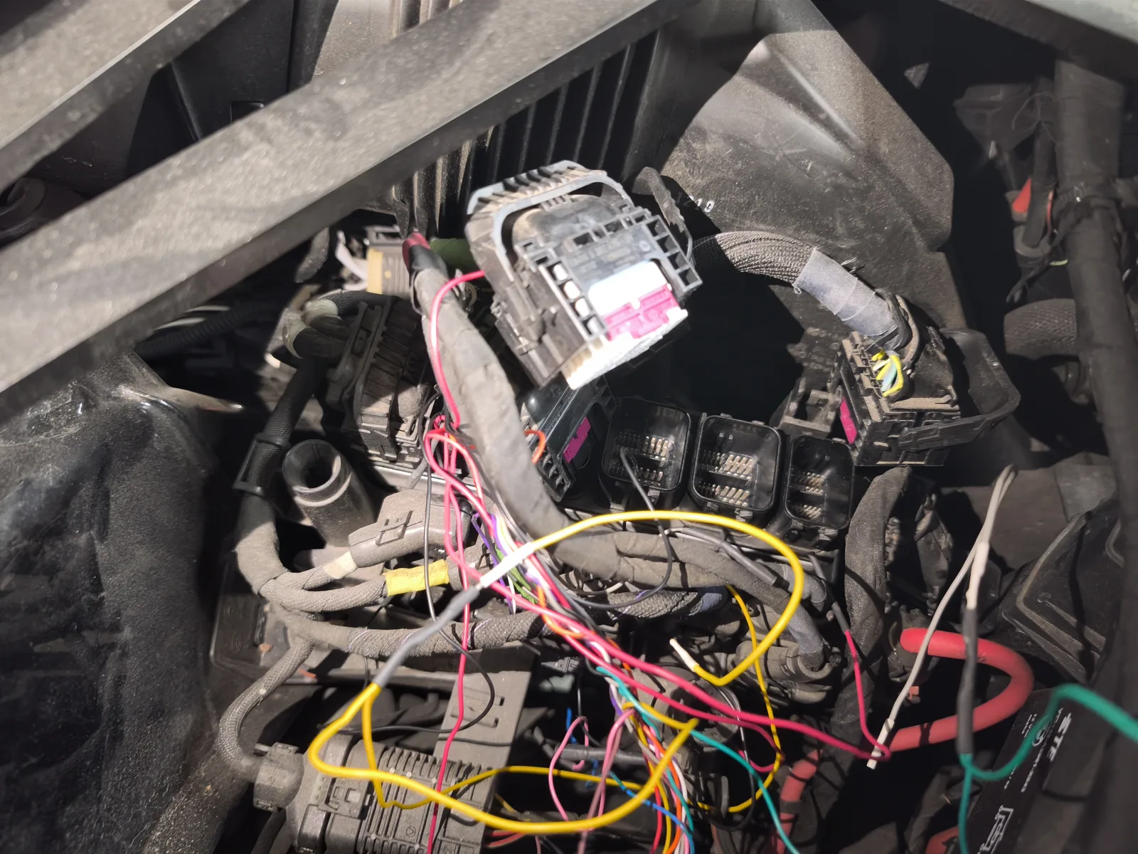 bmw-x5m-competition-bench-unlock – mbFAST Tuning BMW X5M CompetitionのDMEをベンチモードで接続しアンロック作業中