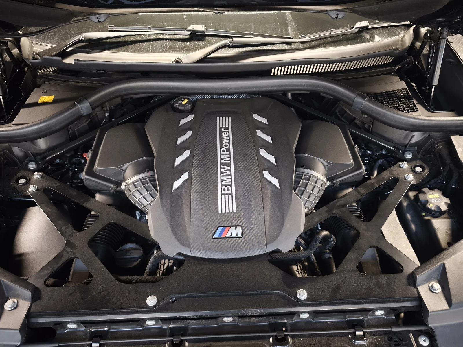bmw-x5m-competition-s63-engine – mbFAST Tuning BMW X5M CompetitionのS63型V8ツインターボエンジンルーム
