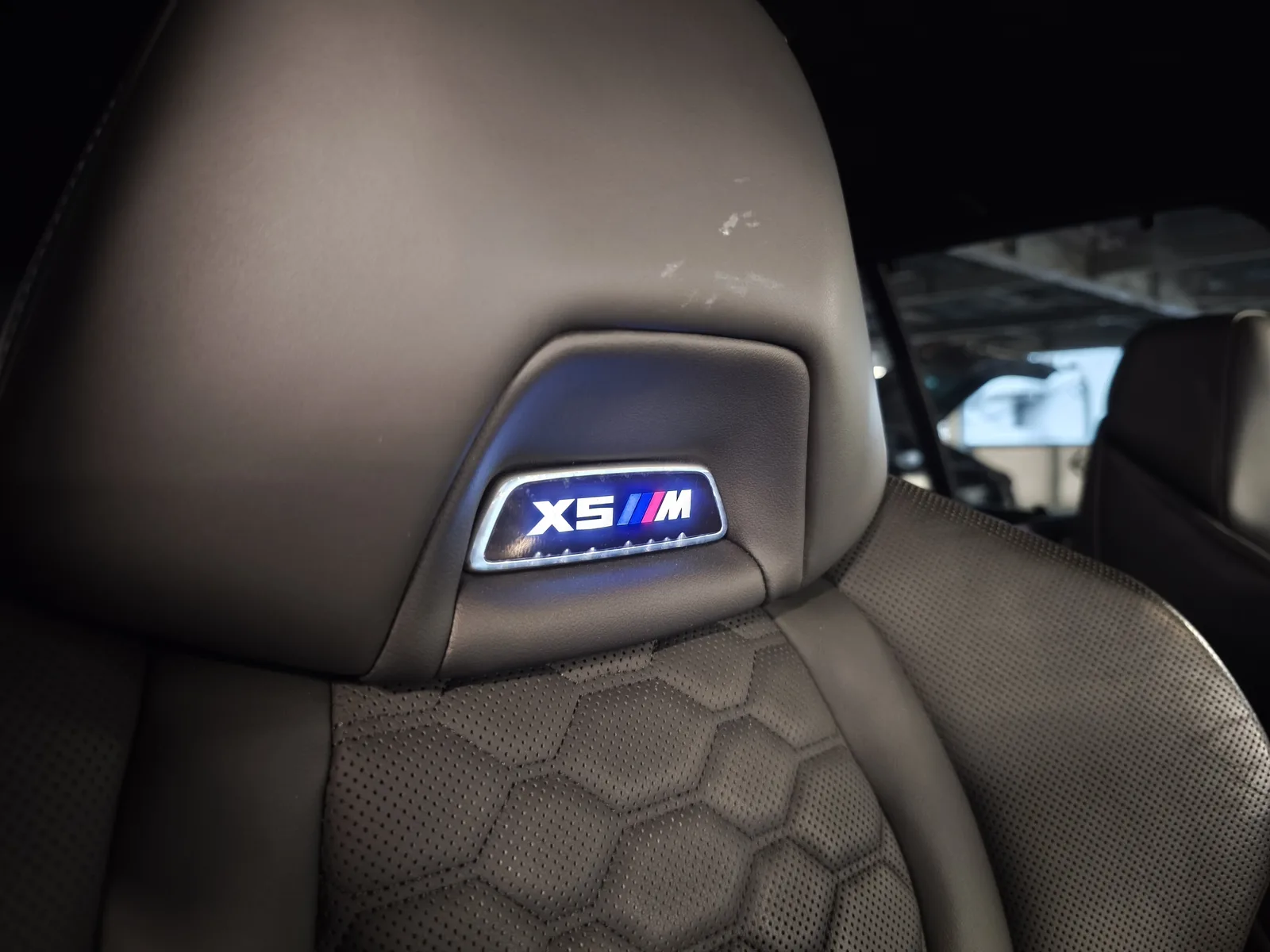 bmw-x5m-competition-seat – mbFAST Tuning X5Mロゴ入りイルミネーション付きMスポーツシート