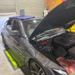 エンジンフードを開けてバブリングとECUチューニングの作業を行うBMW420iグランクーペ