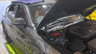 bmw420igc-ecu-tuning-1 – mbFAST Tuning エンジンフードを開けてバブリングとECUチューニングの作業を行うBMW420iグランクーペ